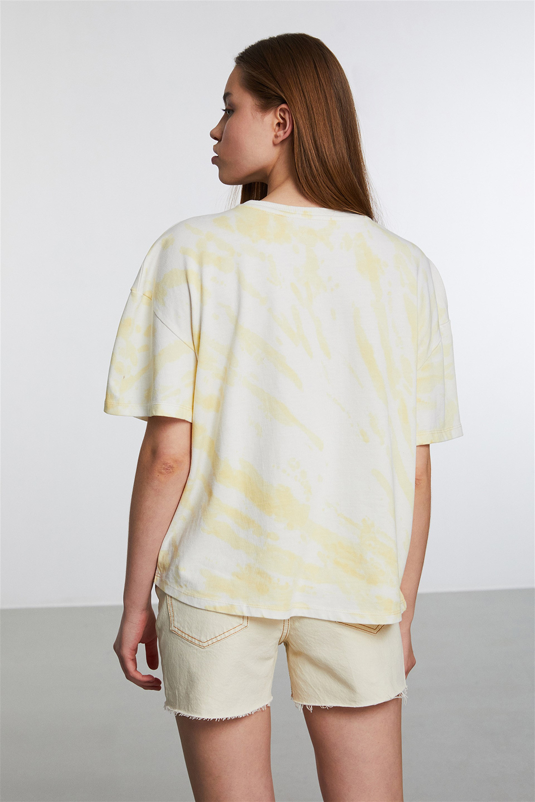 Nıgerıa Kadın Sarı Batik Yuvarlak Yaka Comfort Fit T-Shirt