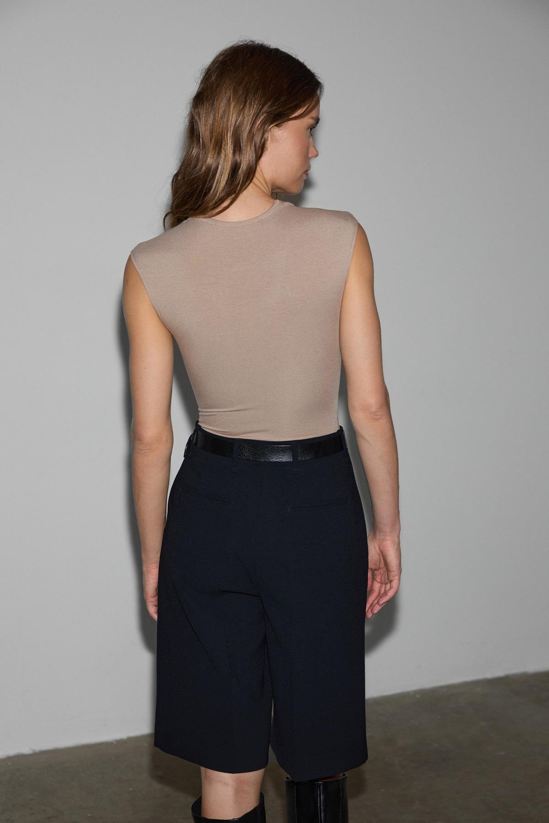 ORILENNA Kadın Önü Düğüm Detaylı Vücudu Saran Sıfır Kollu Slim Fit Bej Bluz