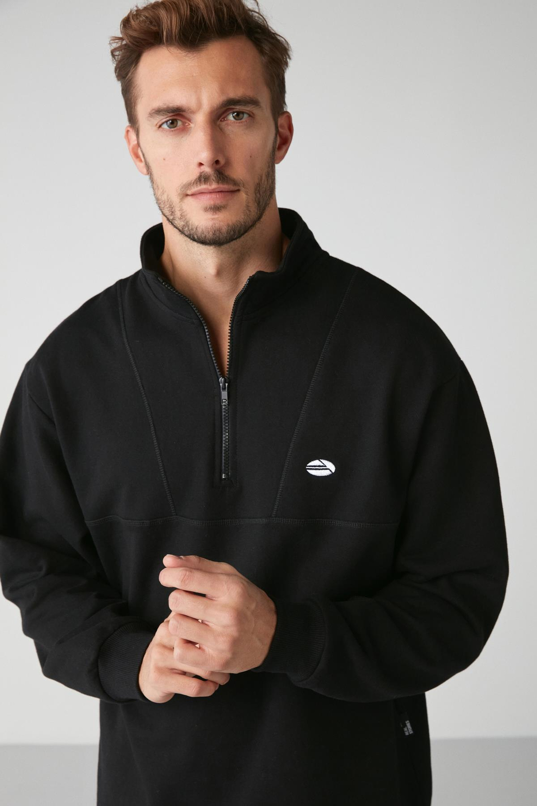 RADIANT Erkek %100 Organik Pamuk Nakış Detaylı Yarım Fermuarlı Dik Yakalı Siyah Sweatshirt