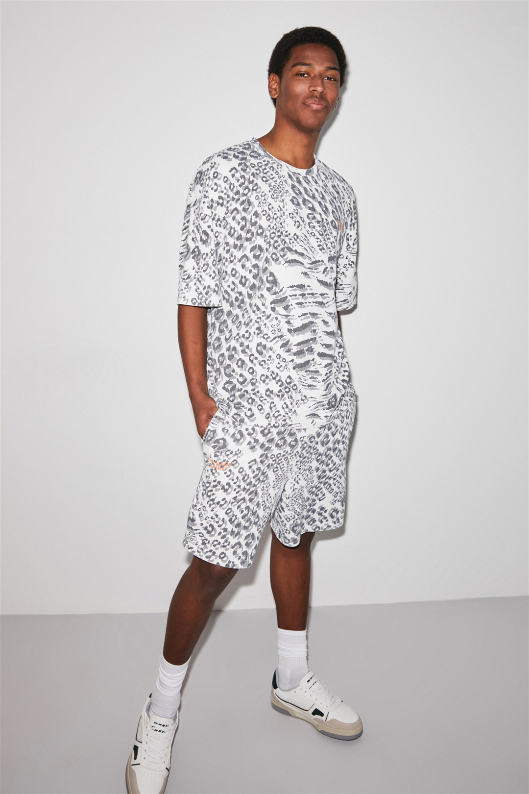SAUVAGE Erkek Beyaz Leopar Desenli Yuvarlak Yaka Oversize T-Shirt