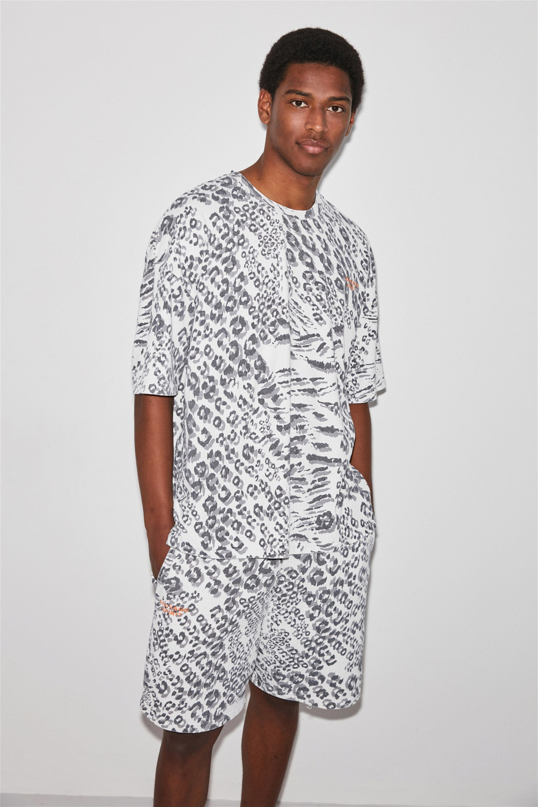 SAUVAGE Erkek Beyaz Leopar Desenli Yuvarlak Yaka Oversize T-Shirt