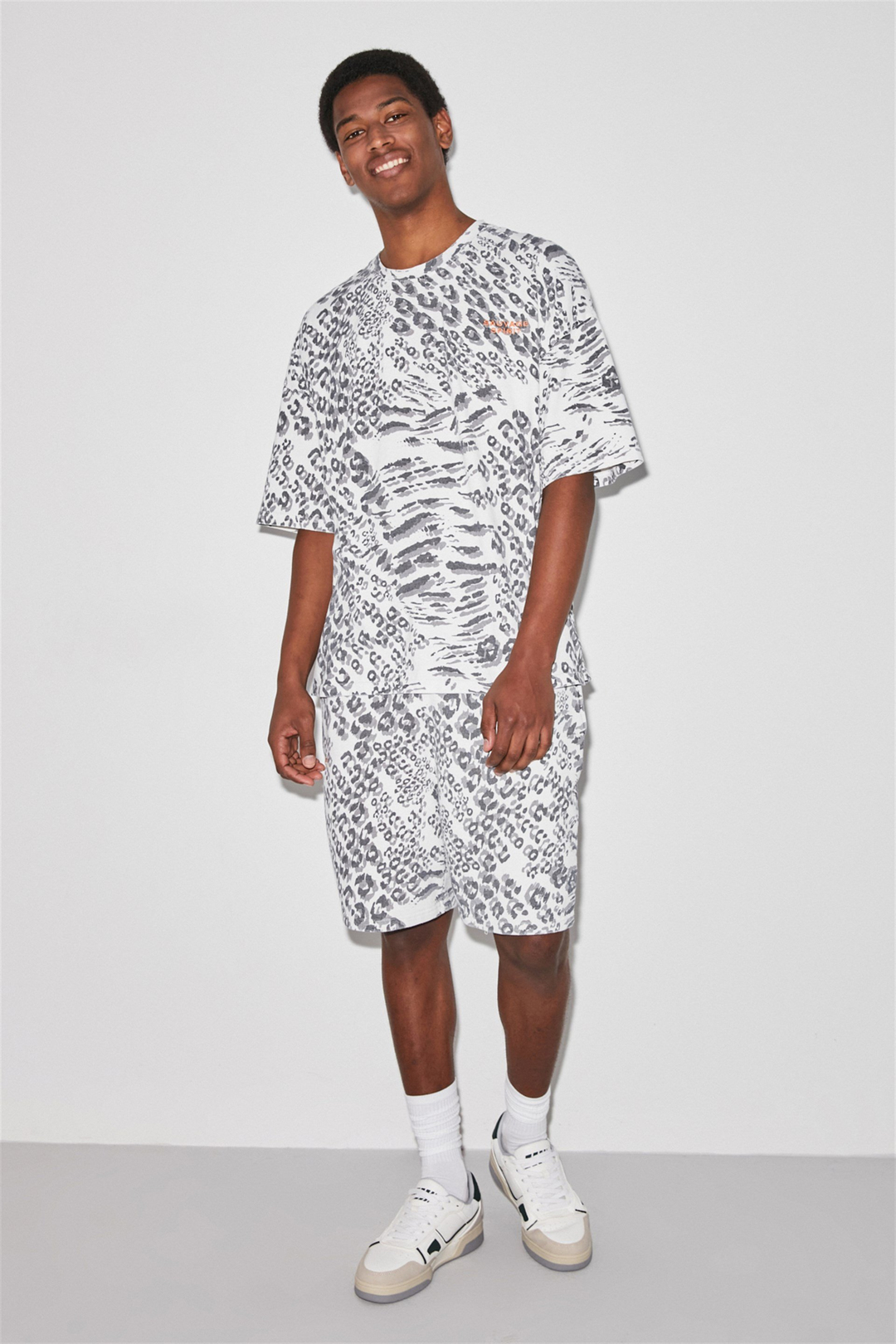SAUVAGE Erkek Beyaz Leopar Desenli Yuvarlak Yaka Oversize T-Shirt