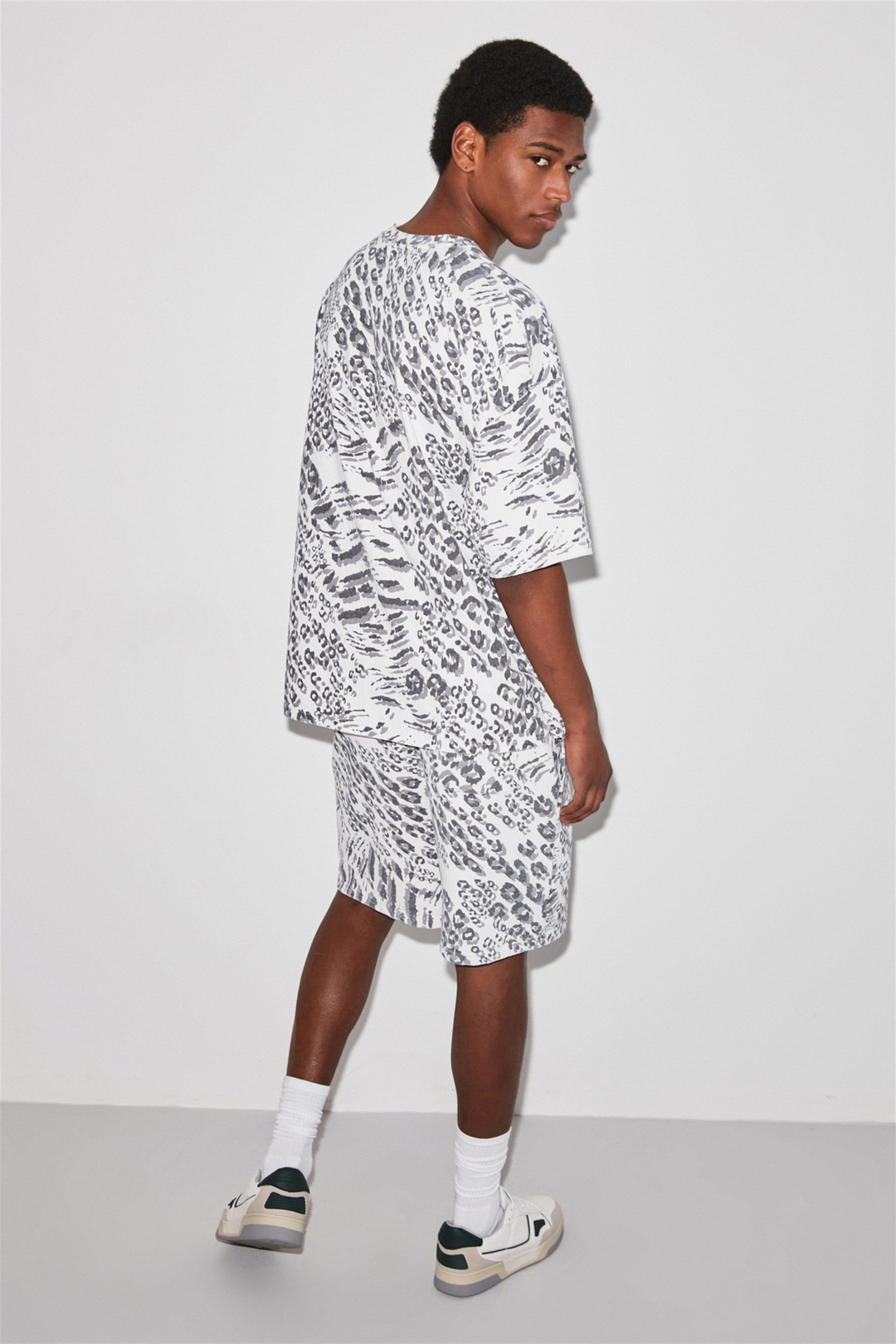 SAUVAGE Erkek Beyaz Leopar Desenli Yuvarlak Yaka Oversize T-Shirt