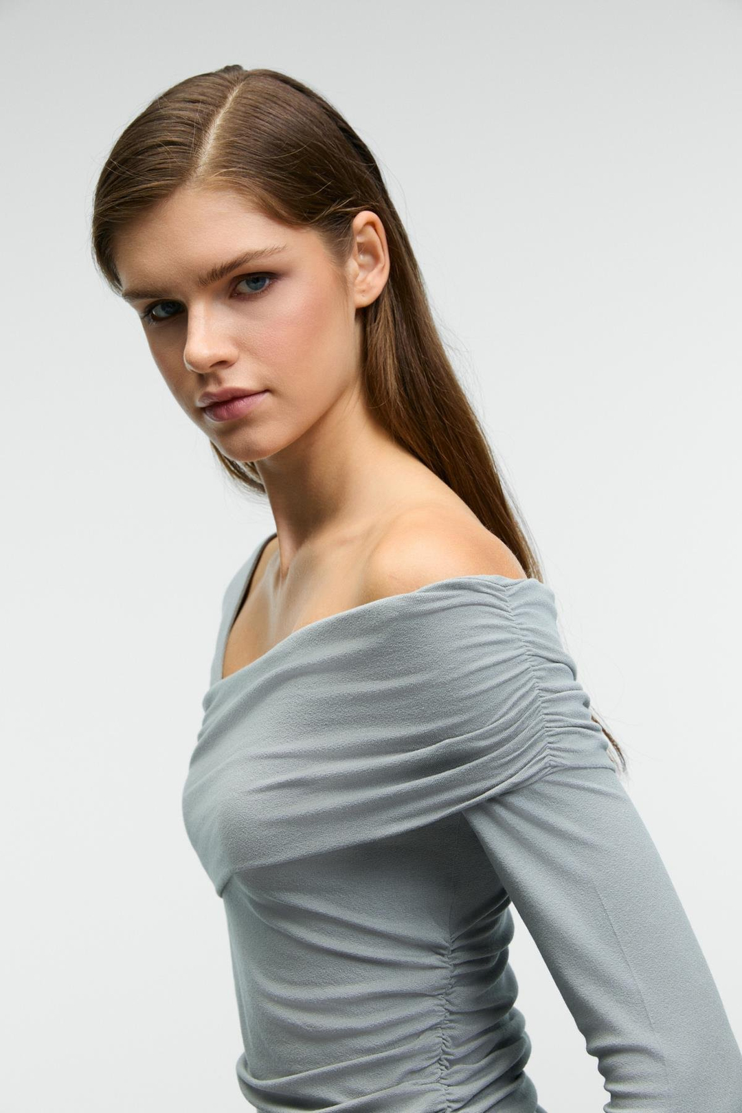 VELMEA Kadın Asimetrik Yaka Omuz Detaylı Slim Fit Açık Gri Bluz