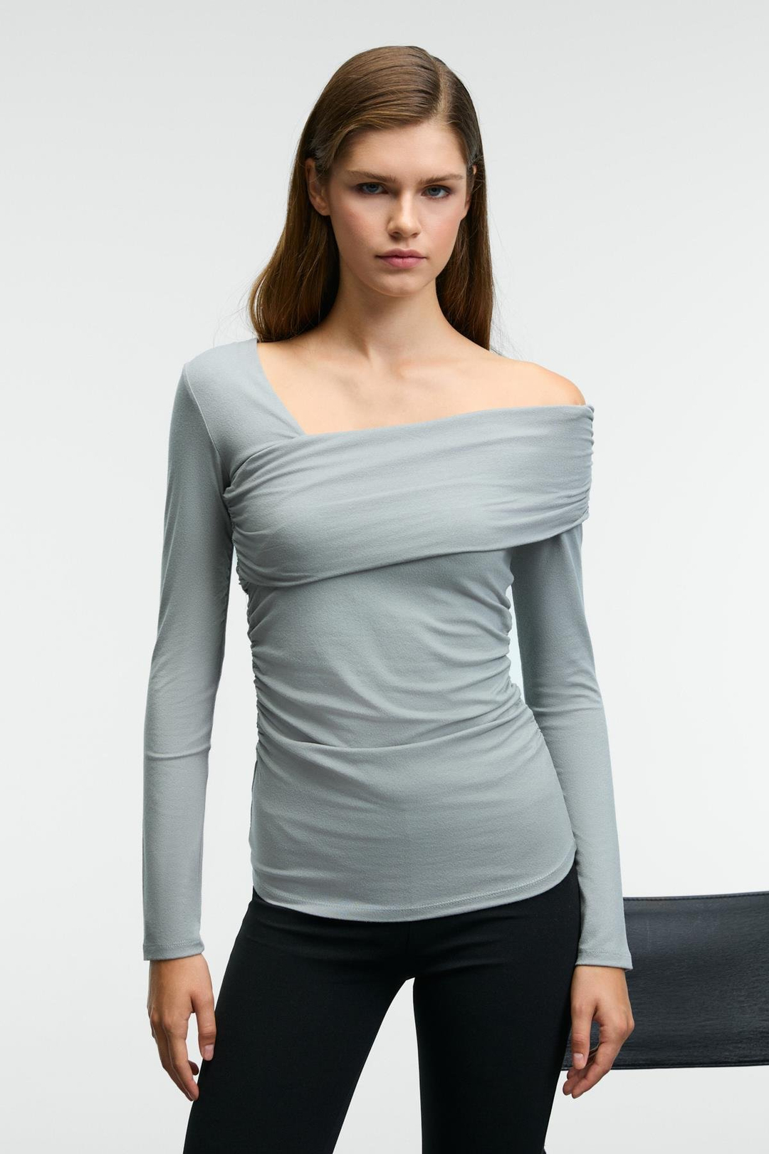 VELMEA Kadın Asimetrik Yaka Omuz Detaylı Slim Fit Açık Gri Bluz