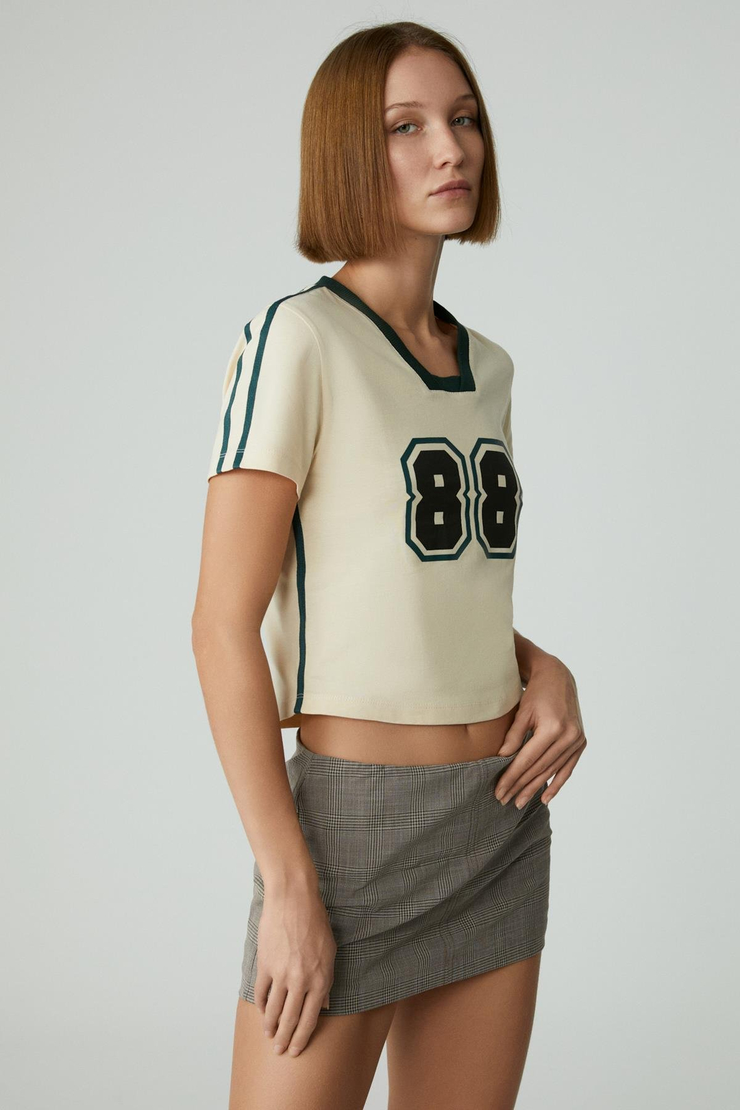 YEIDY Kadın Slim Baskılı Kısa Kol Asimetrik Yaka Bej T-Shirt