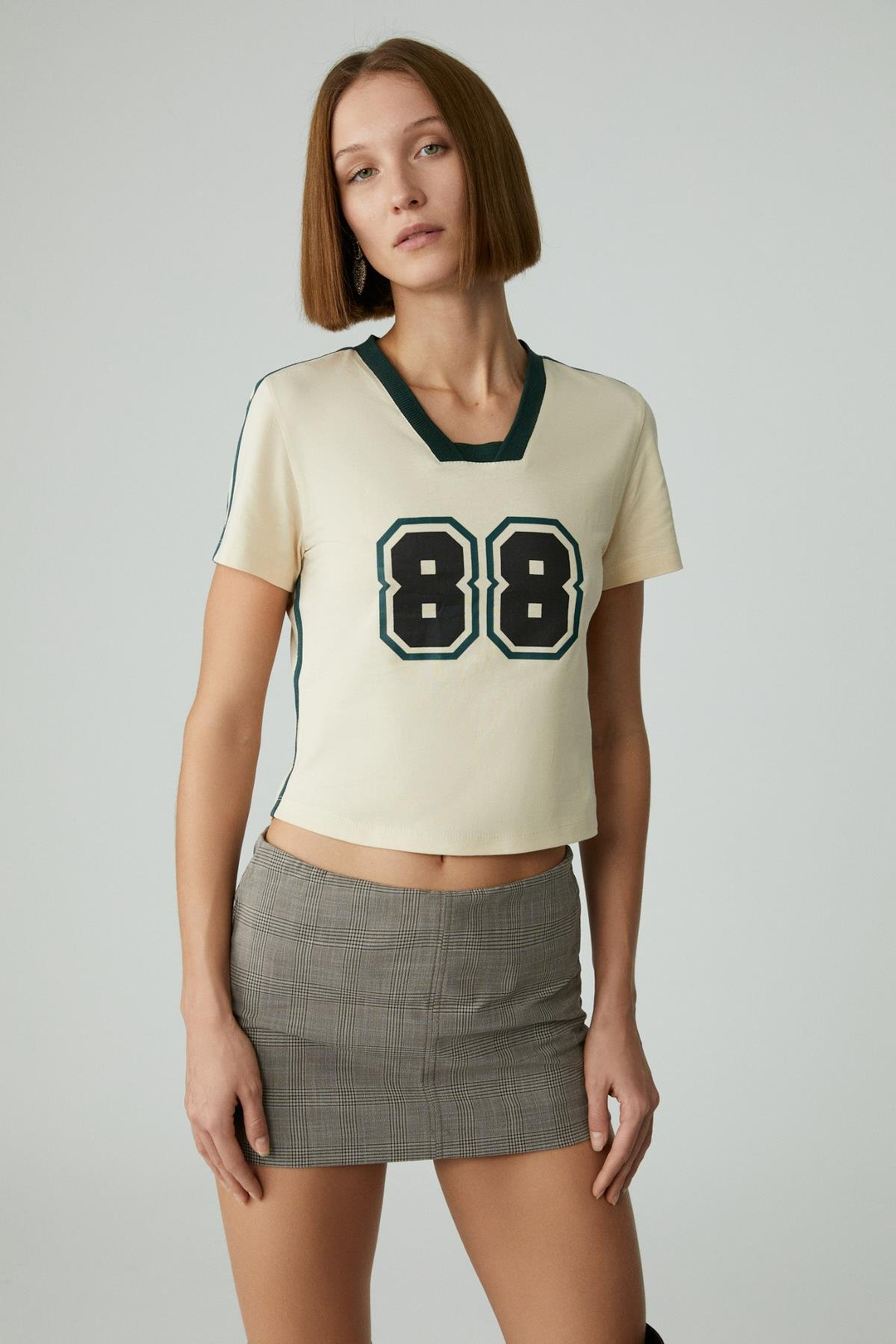 YEIDY Kadın Slim Baskılı Kısa Kol Asimetrik Yaka Bej T-Shirt