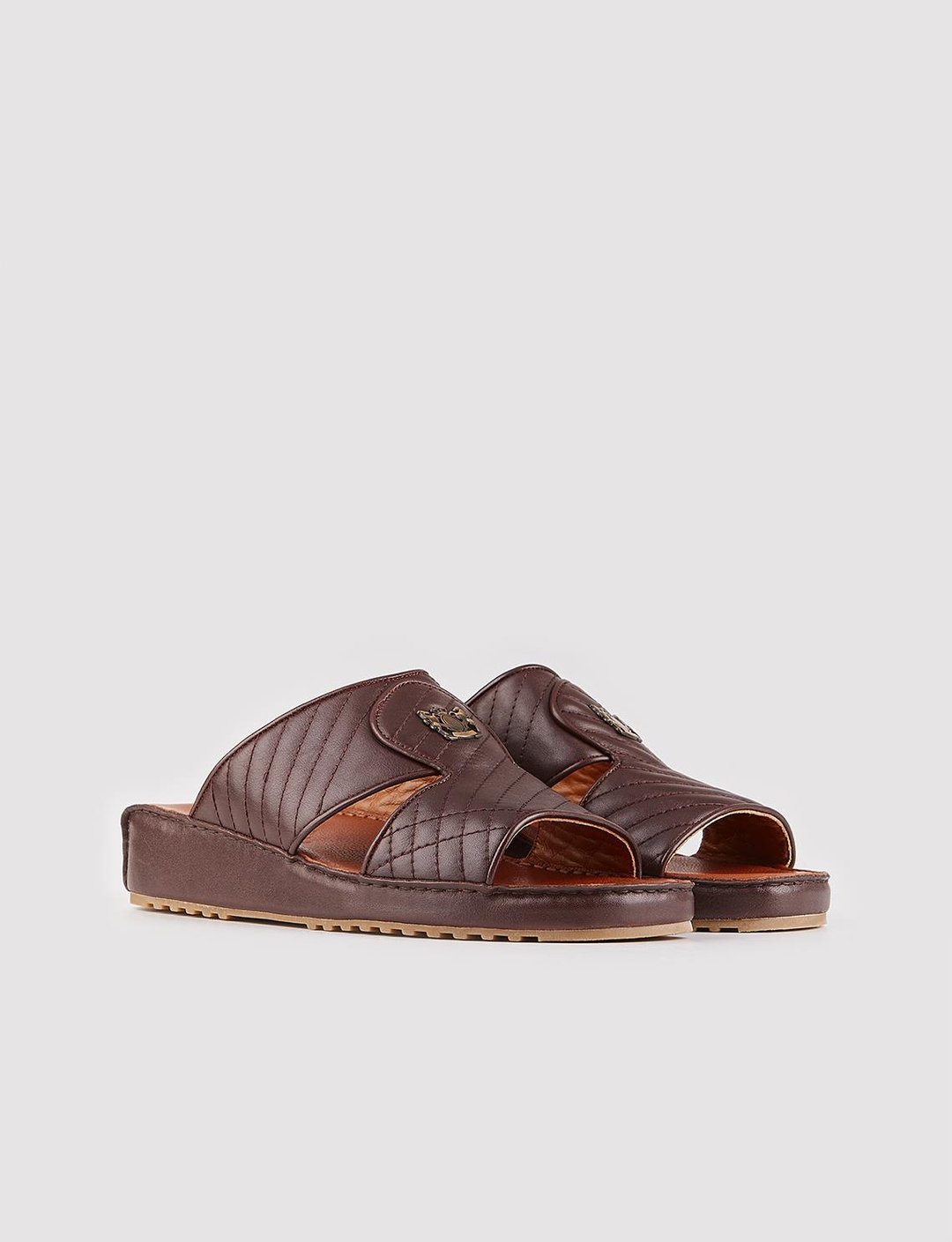 Erkek Hakiki Deri Metal Rozet Aksesuarlı Kahverengi Terlik