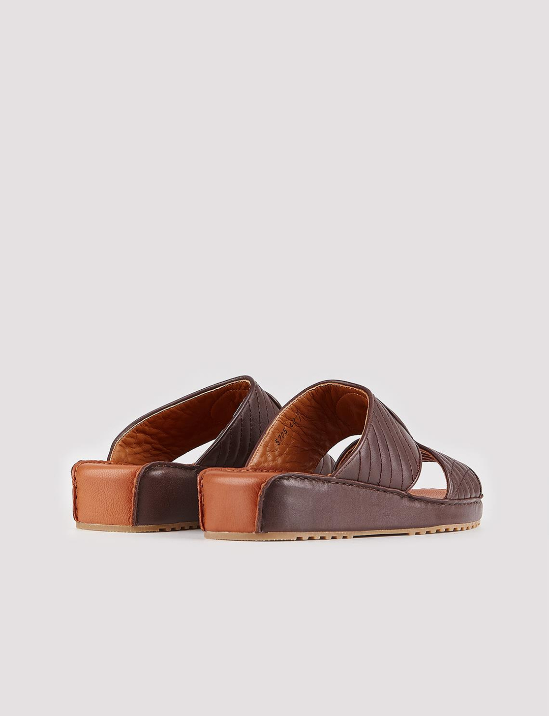 Erkek Hakiki Deri Metal Rozet Aksesuarlı Kahverengi Terlik