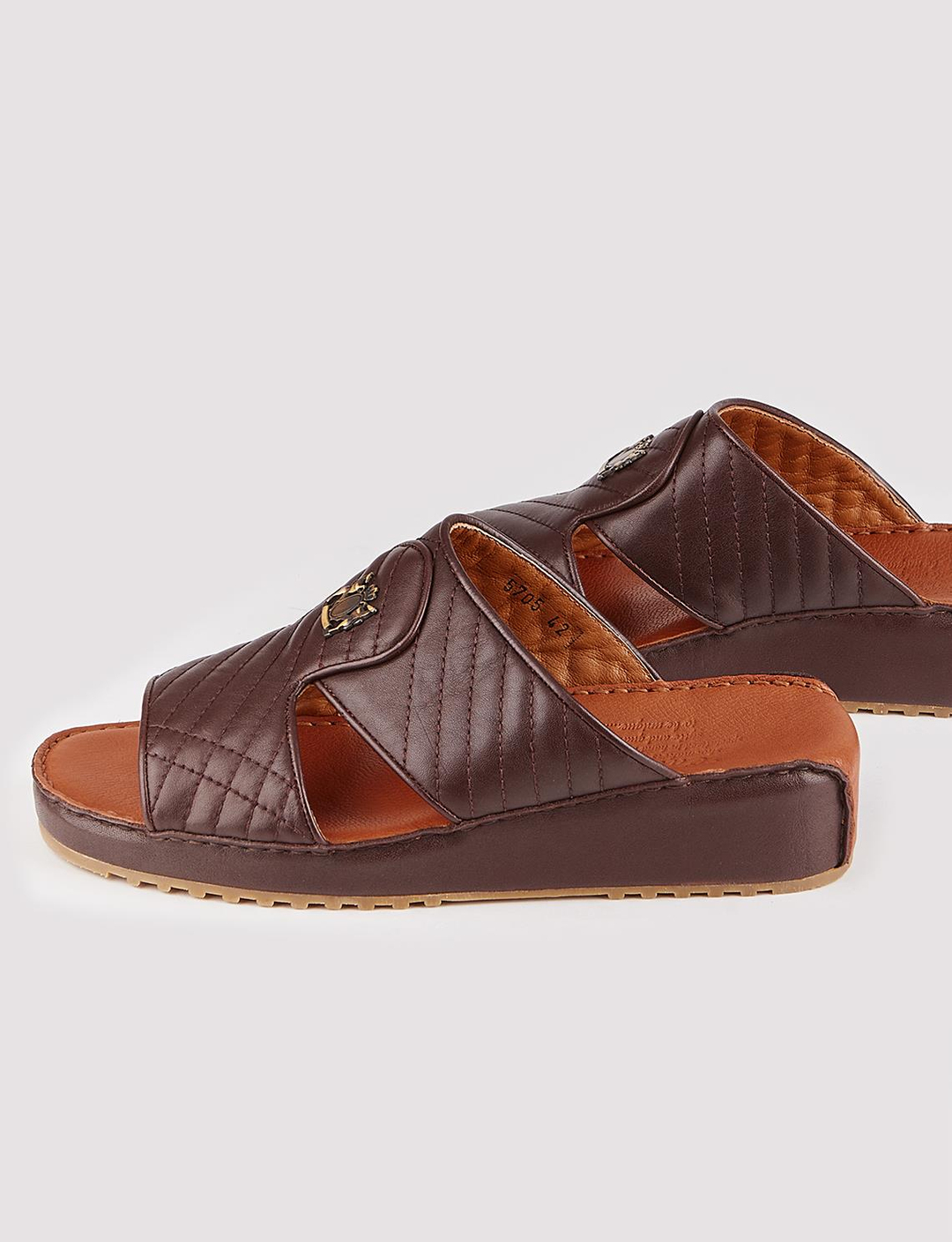 Erkek Hakiki Deri Metal Rozet Aksesuarlı Kahverengi Terlik