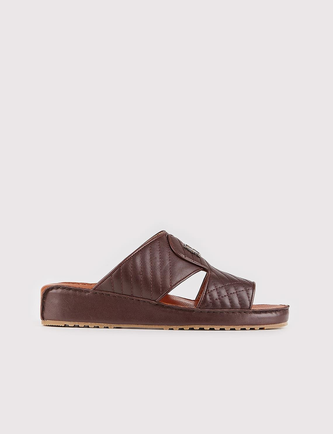 Erkek Hakiki Deri Metal Rozet Aksesuarlı Kahverengi Terlik