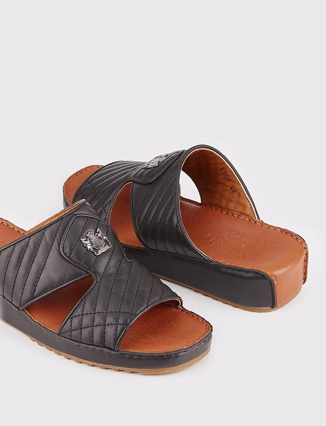 Erkek Hakiki Deri Rozet Aksesuarlı Siyah Terlik