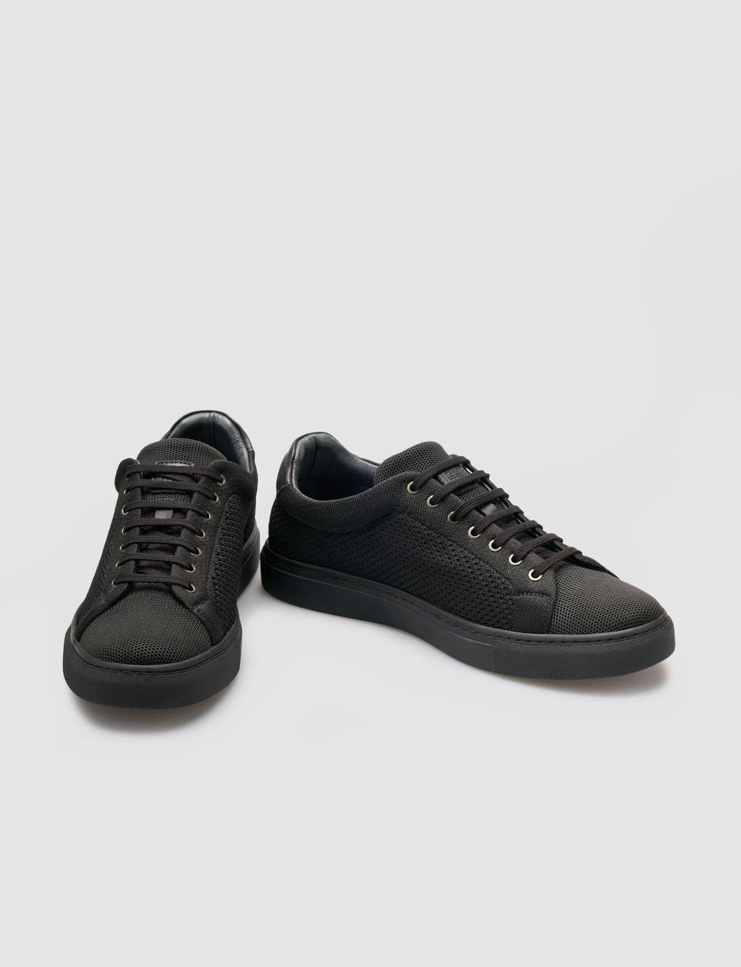 Men Black Low Top Lace Up Sneakers