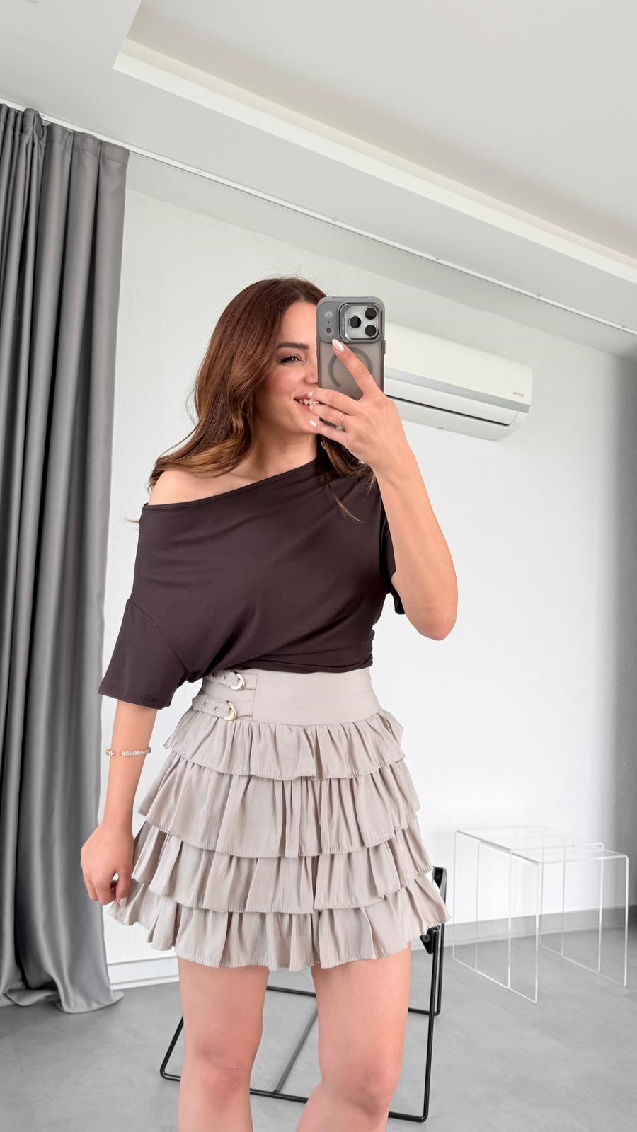 Rebecca Bele Oturan Asimetrik Yaka Tişört
