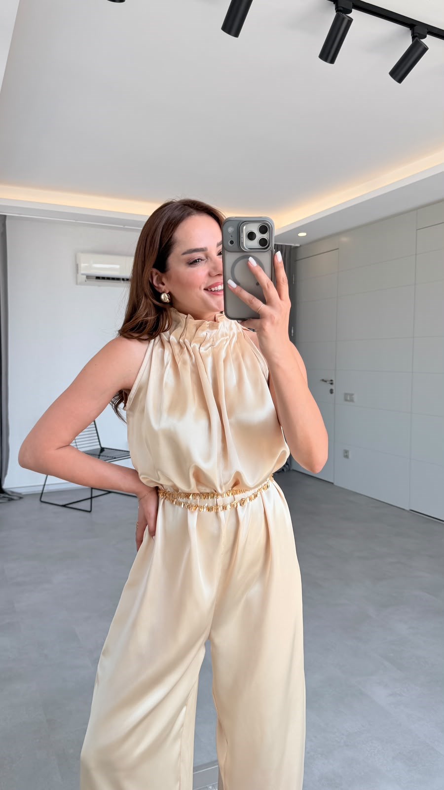 Krem Enya Boyundan Bağlama Detaylı Tulum