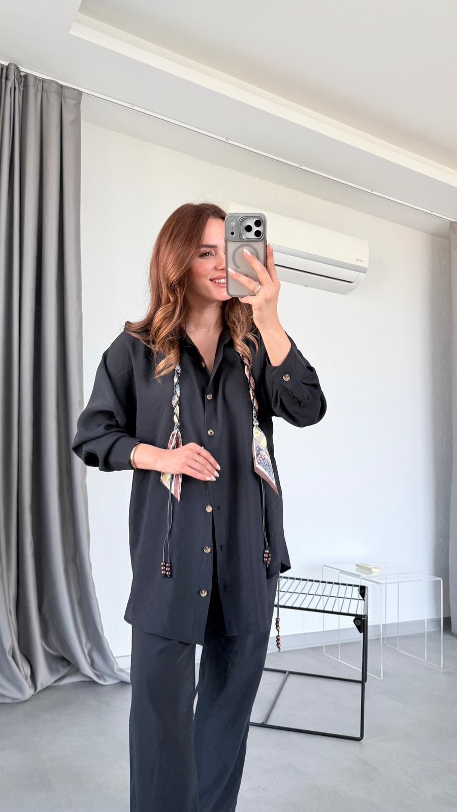Siyah Fular Detaylı Gömlek Pantolon Takım