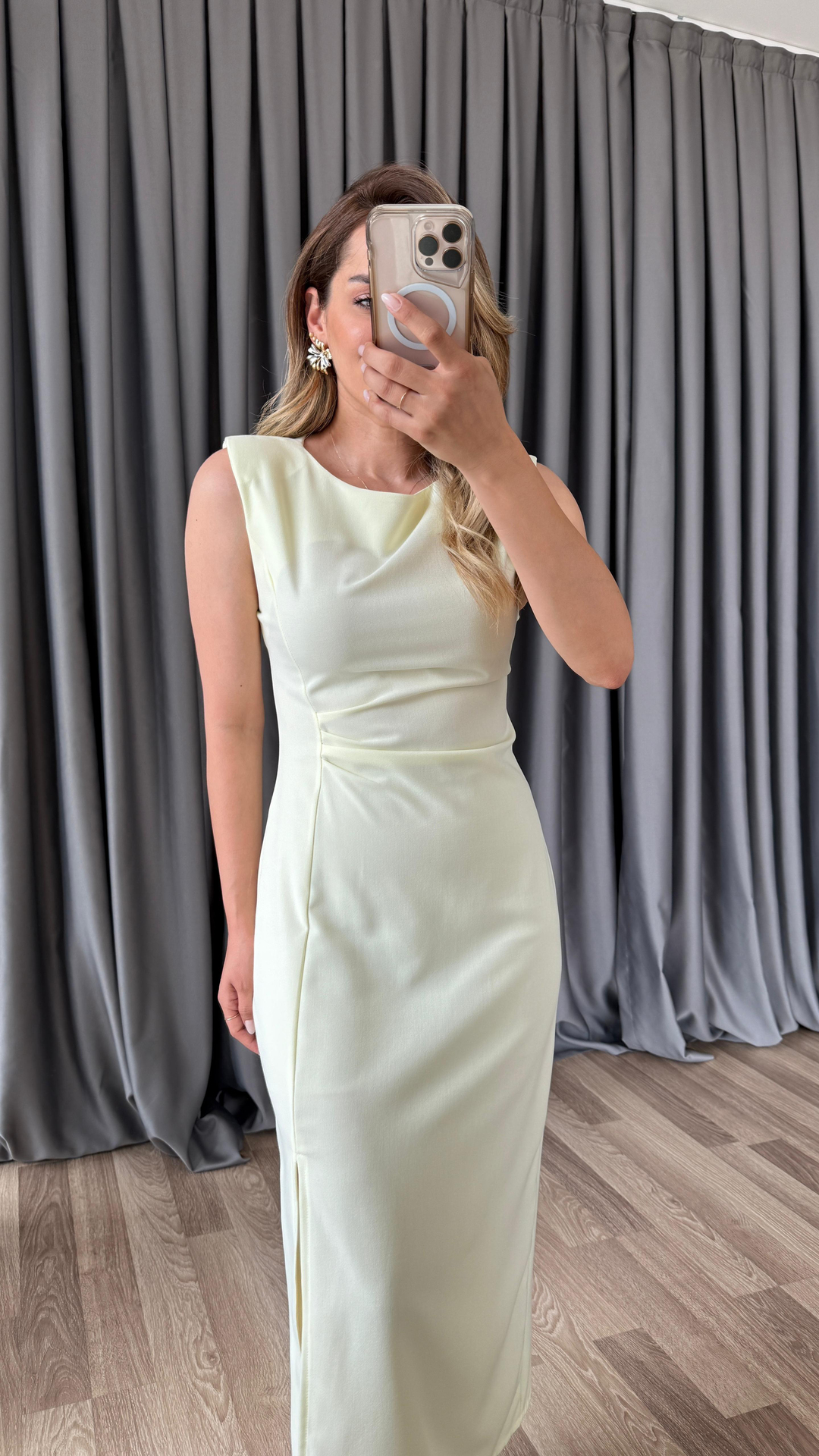 Karina Kolsuz Yırtmaç Detaylı Elbise