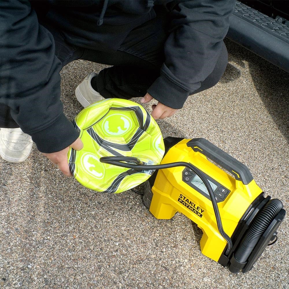 STANLEYSTANLEY SXVI02001A 12V/18V 2Ah Li-ion Şarjlı 160 PSI Dijital Göstergeli Lastik&Yatak Şişirme Pompası+Araç SüpürgesiSXVI02001A