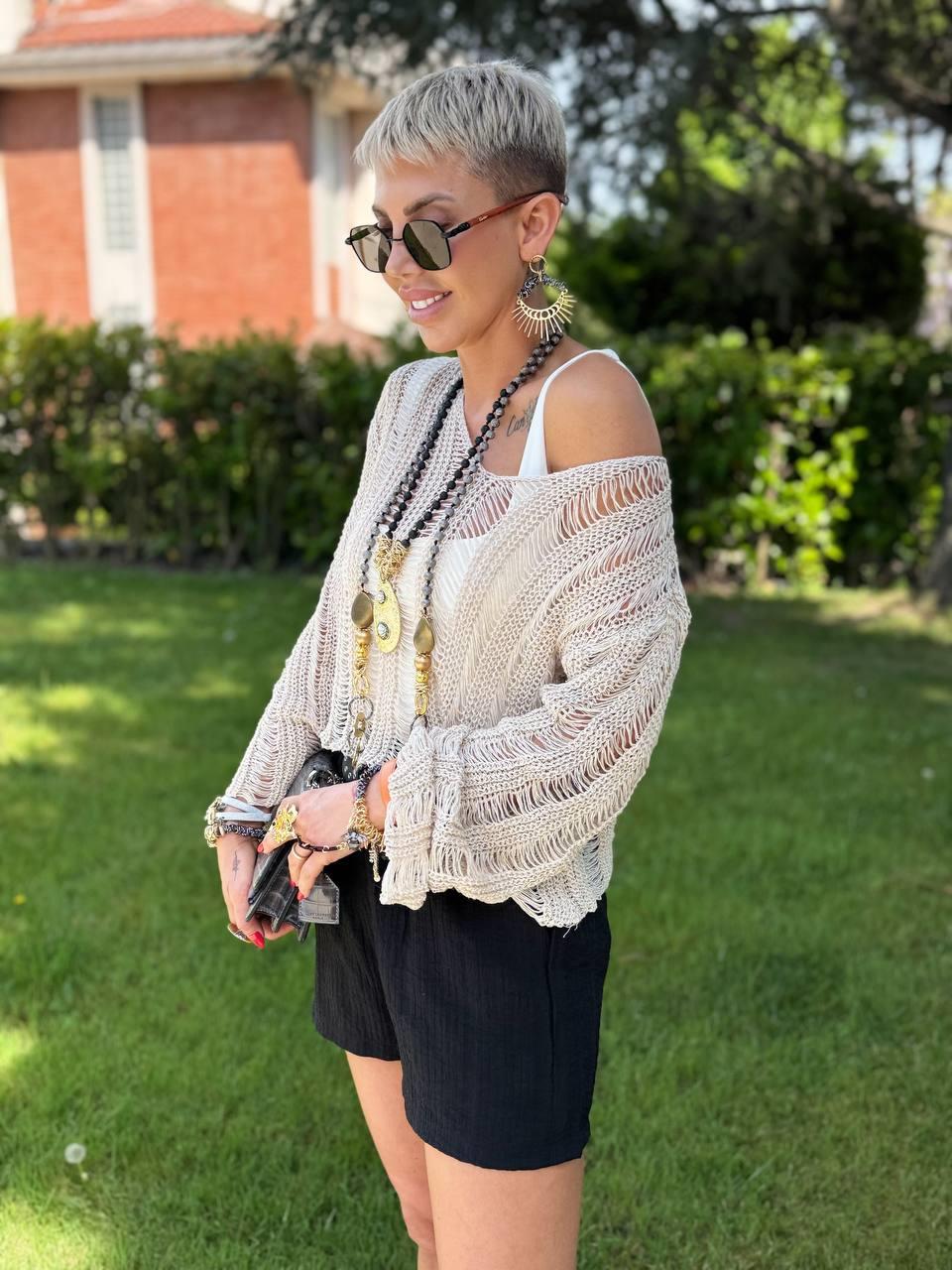 BEJ V YAKA KESİKLİ AJURLU BLUZ