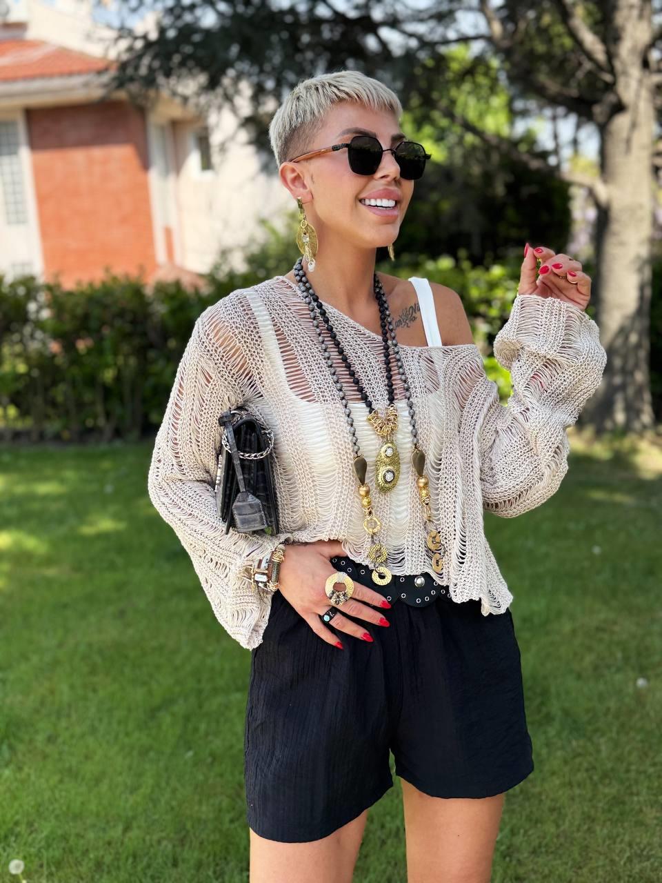 BEJ V YAKA KESİKLİ AJURLU BLUZ