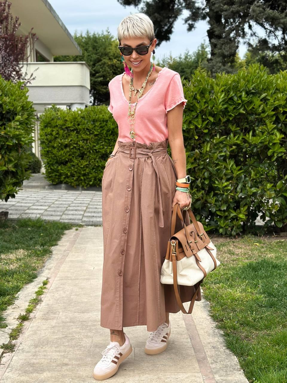 KAHVE ÖNDEN DÜĞMELİ BEL BÜZGÜLÜ MAXİ ETEK