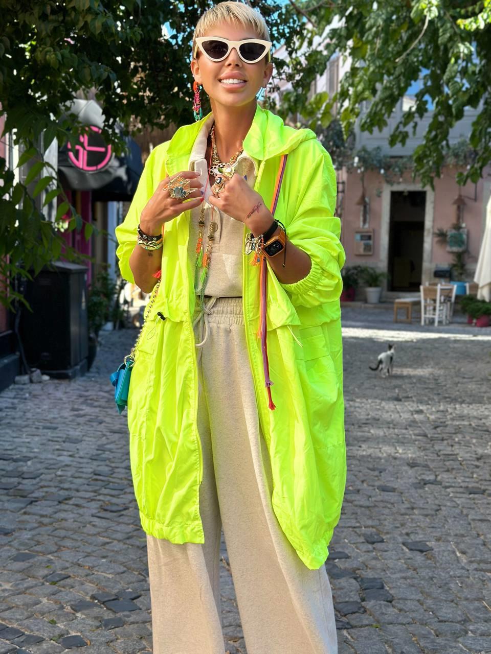 NEON SARI RENKLİ İPLİ KAPÜŞONLU MİDİ YAĞMURLUK 