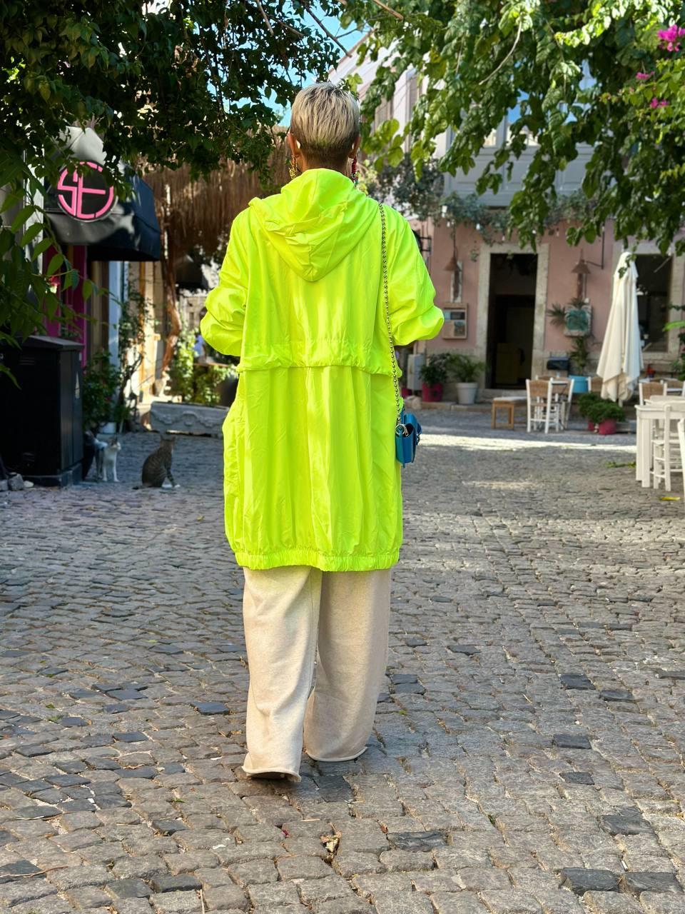 NEON SARI RENKLİ İPLİ KAPÜŞONLU MİDİ YAĞMURLUK 