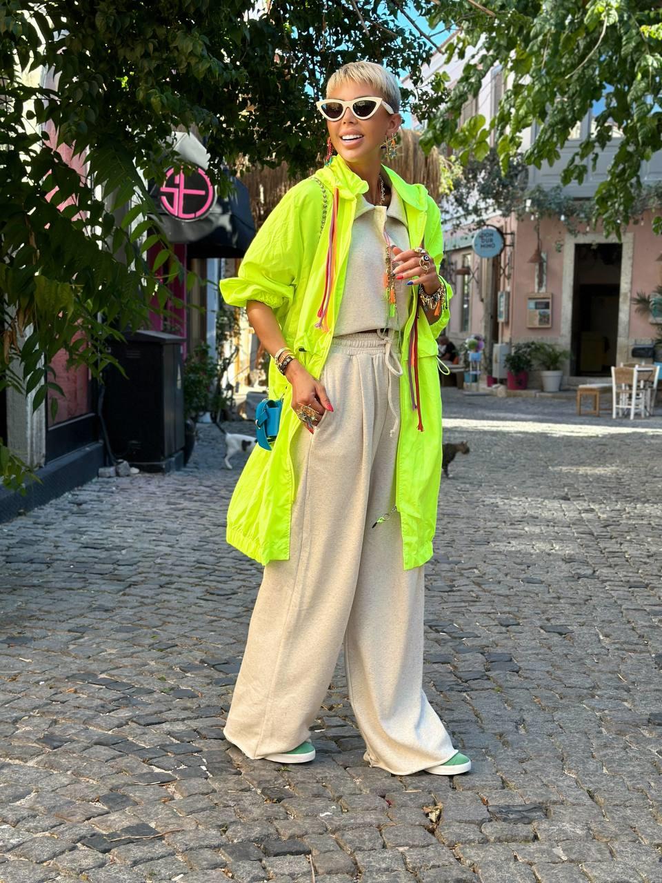 NEON SARI RENKLİ İPLİ KAPÜŞONLU MİDİ YAĞMURLUK 
