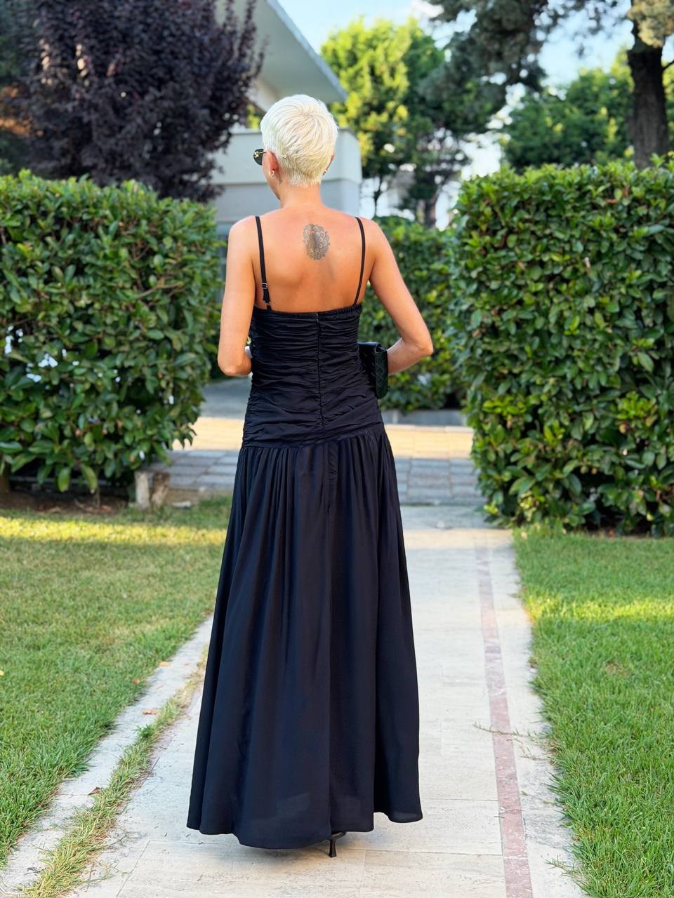 SİYAH ASKILI BÜZGÜ DETAY MAXİ ELBİSE 