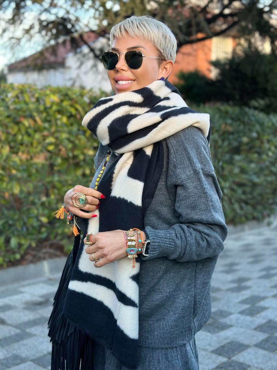 BLACK AND BEIGE ZEBRA-PRINT THICK SCARF 