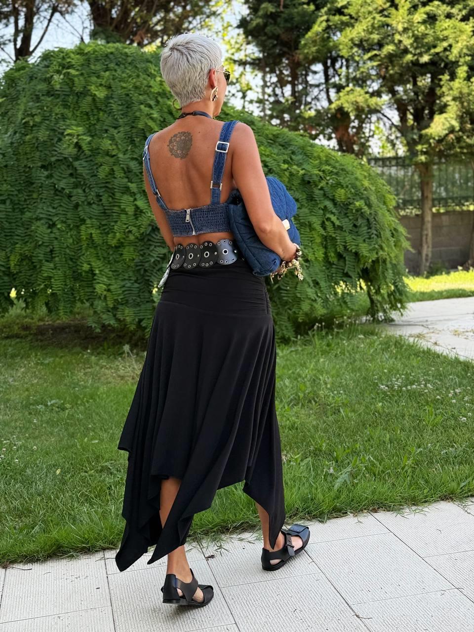 SİYAH BEL BÜZGÜ DETAY YIRTMAÇLI ASİMETRİK ETEK