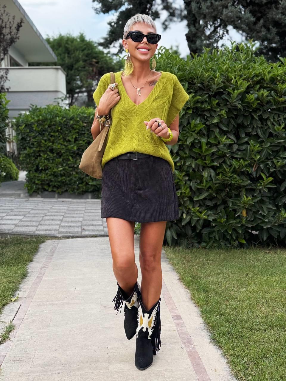 BLACK CORDUROY SKORT