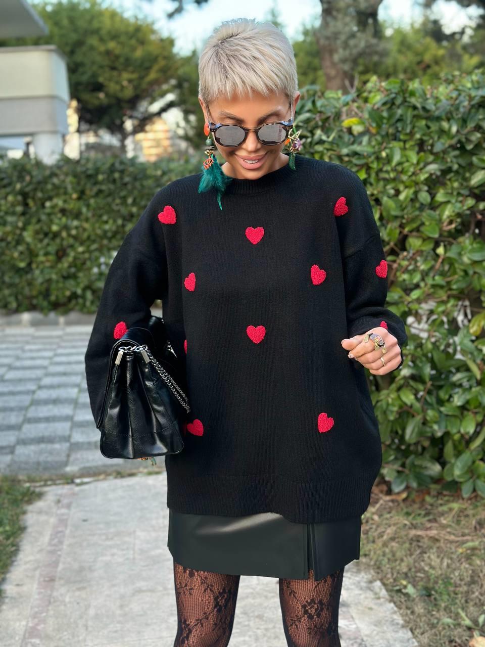 SİYAH KALP NAKIŞLI TRİKO KAZAK