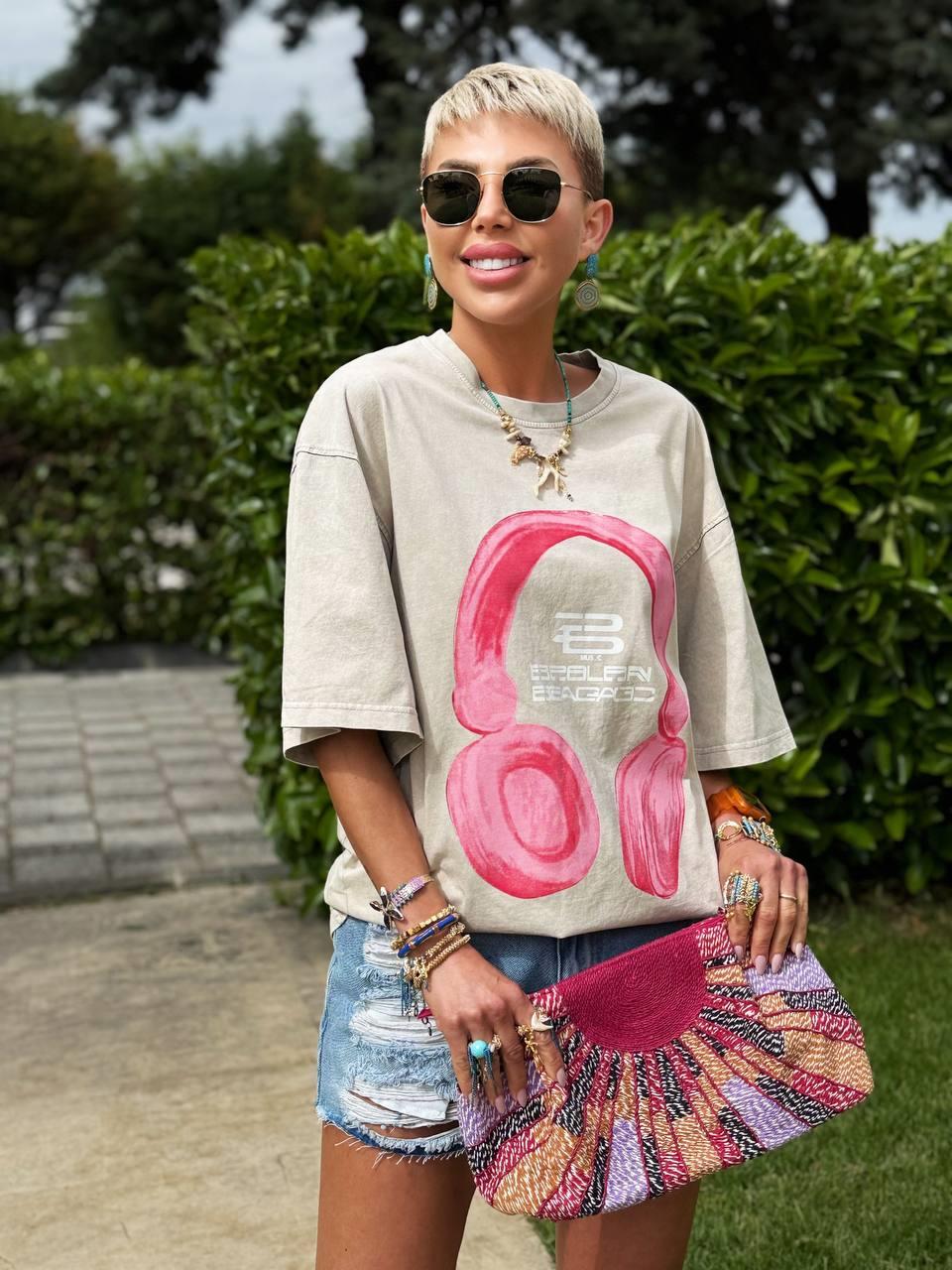 TAŞ RENK KULAKLIK BASKILI OVERSIZE TSHIRT