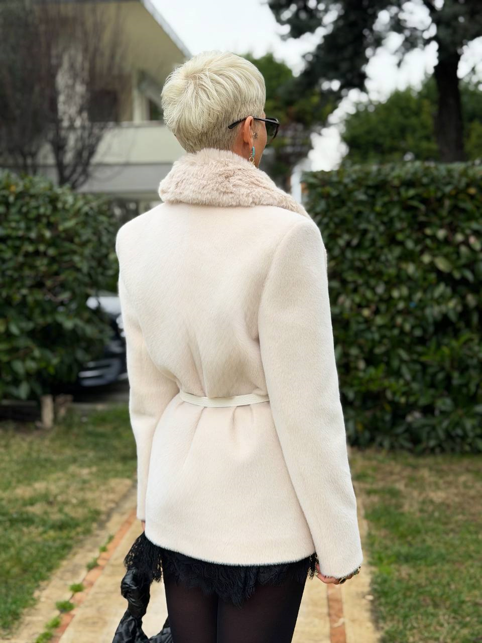 VANİLYA ÇIKARILABİLİR KÜRK YAKA KEMERLİ PELUŞ CEKET