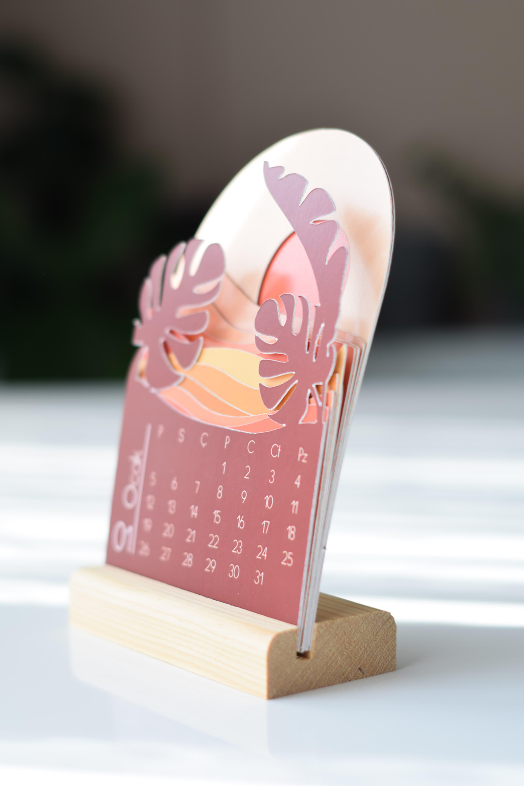 Ahşap Bohem Kırmızı Tonlar Temalı Takvim (Ahşap Stand 10 cm / Takvim Boyutu 10*15 cm dir) 