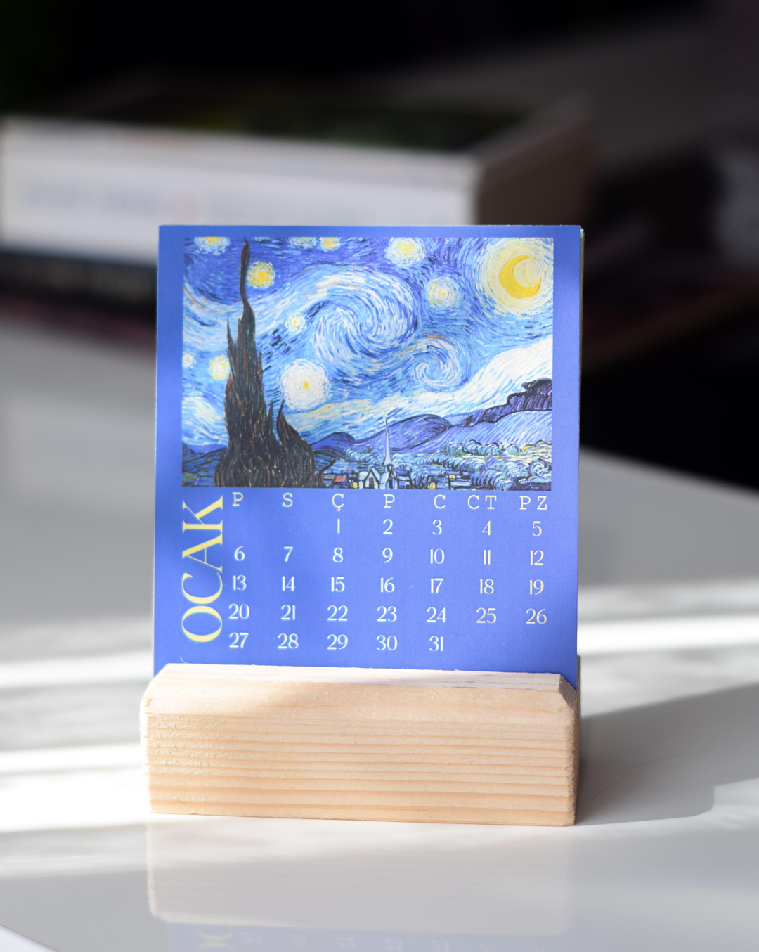 Ahşap Standlı Düz Kesim Sanat Temalı Takvim (Ahşap Stand 10 cm / Takvim Boyutu 10*11 cm dir) 