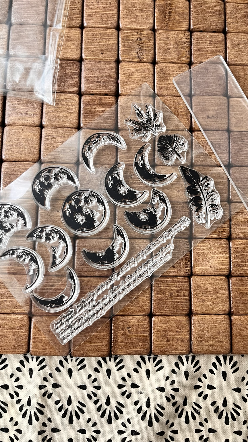 Ay ve Hareketleri Temalı Mühür / Damga  Sayfası ( Sayfada 7 adet stamp , bir adet silikon tutucu bulunur) MÜREKKEP VE PEDİ AYRI SATILMAKTADIR.
