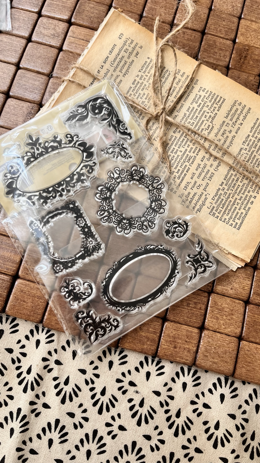 Eski Çerçeveler Temalı Mühür / Damga  Sayfası ( Sayfada 7 adet stamp , bir adet silikon tutucu bulunur) MÜREKKEP VE PEDİ AYRI SATILMAKTADIR.