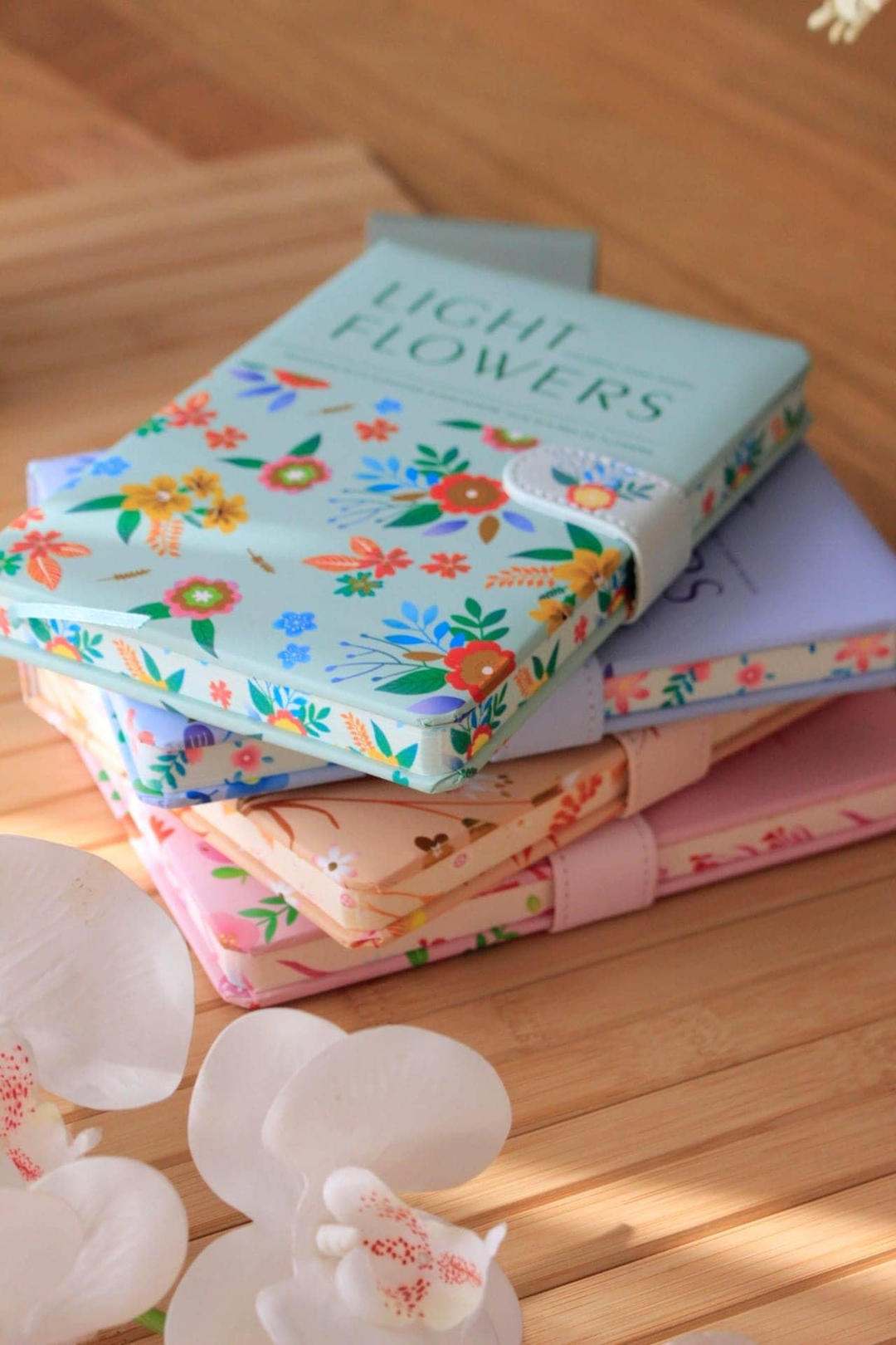 Nova Crafts 4 lü FLOWERS Temalı Yaldızlı Kapaklı , Mıknatıslı Defter Seti (hediyelik)