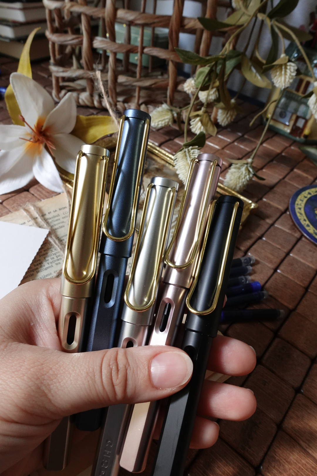 Nova Crafts Antrasit Mavi Metalik Dolma Kalem Seti ( Kalem, 2 adet siyah kartuş, 4 adet mavi kartuş, 1 adet piston ile beraber)