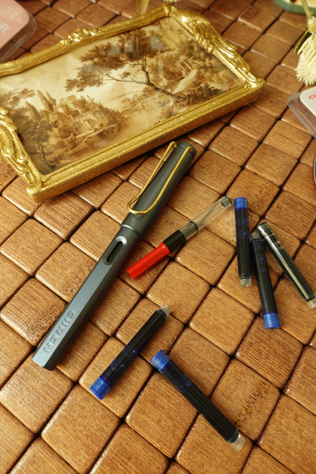 Nova Crafts Antrasit Mavi Metalik Dolma Kalem Seti ( Kalem, 2 adet siyah kartuş, 4 adet mavi kartuş, 1 adet piston ile beraber)