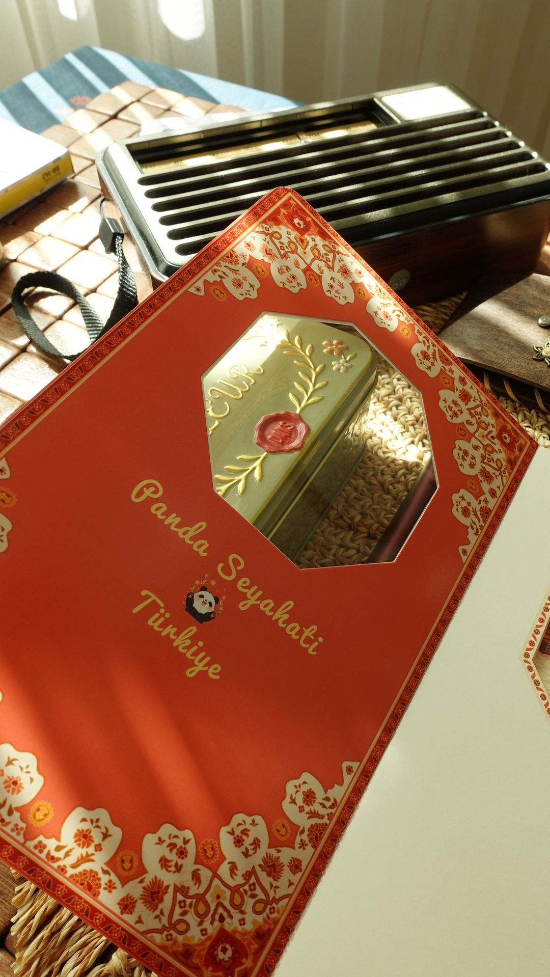 Nova Crafts Diorama 3D Katmanlı Defter Tatlı Uzak Doğu Pandanın Türkiye Seyahati Temalı Pembe Kareli Defter 80 Yaprak A5