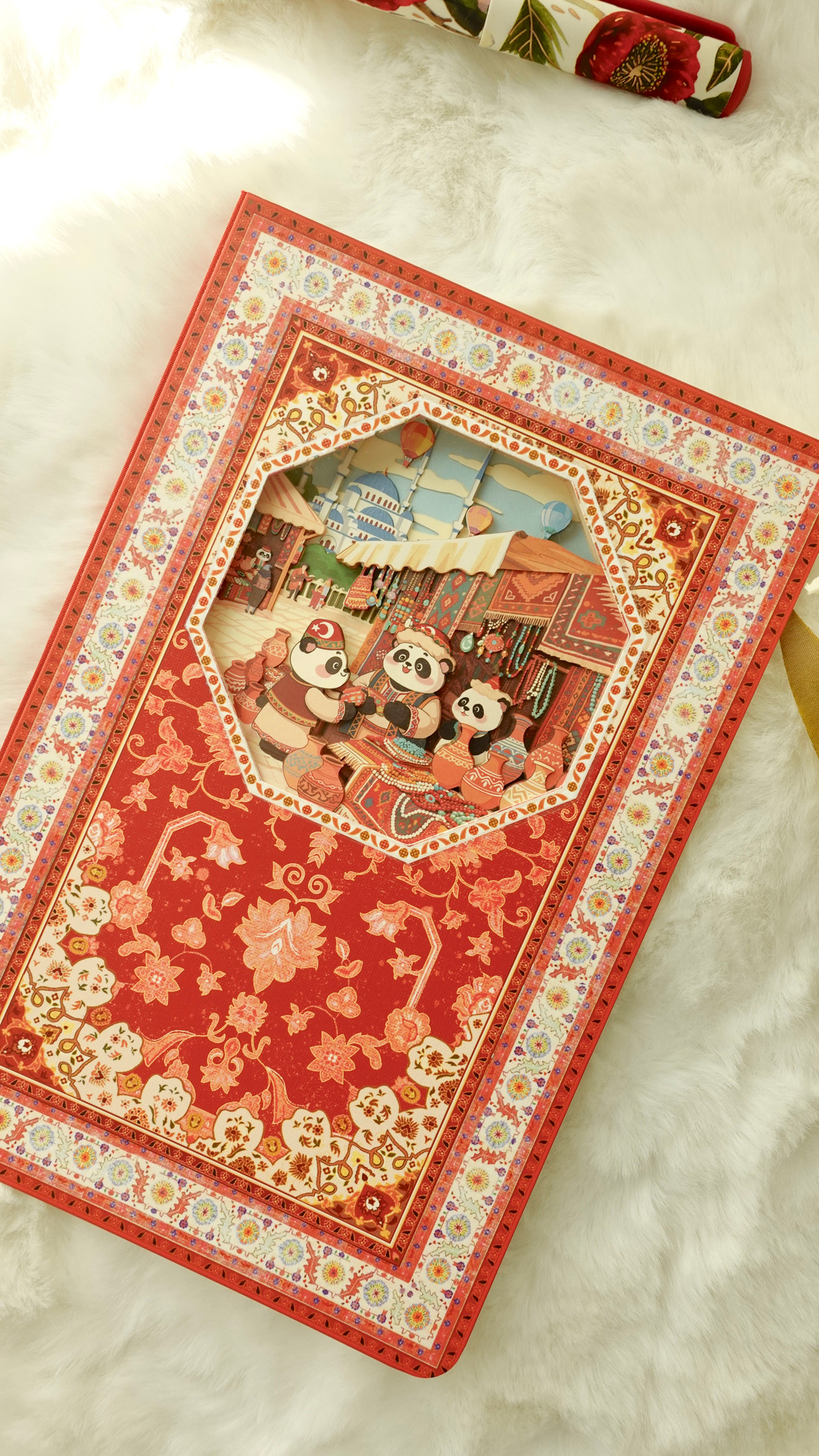 Nova Crafts Diorama 3D Katmanlı Defter Tatlı Uzak Doğu Pandanın Türkiye Seyahati Temalı Pembe Kareli Defter 80 Yaprak A5