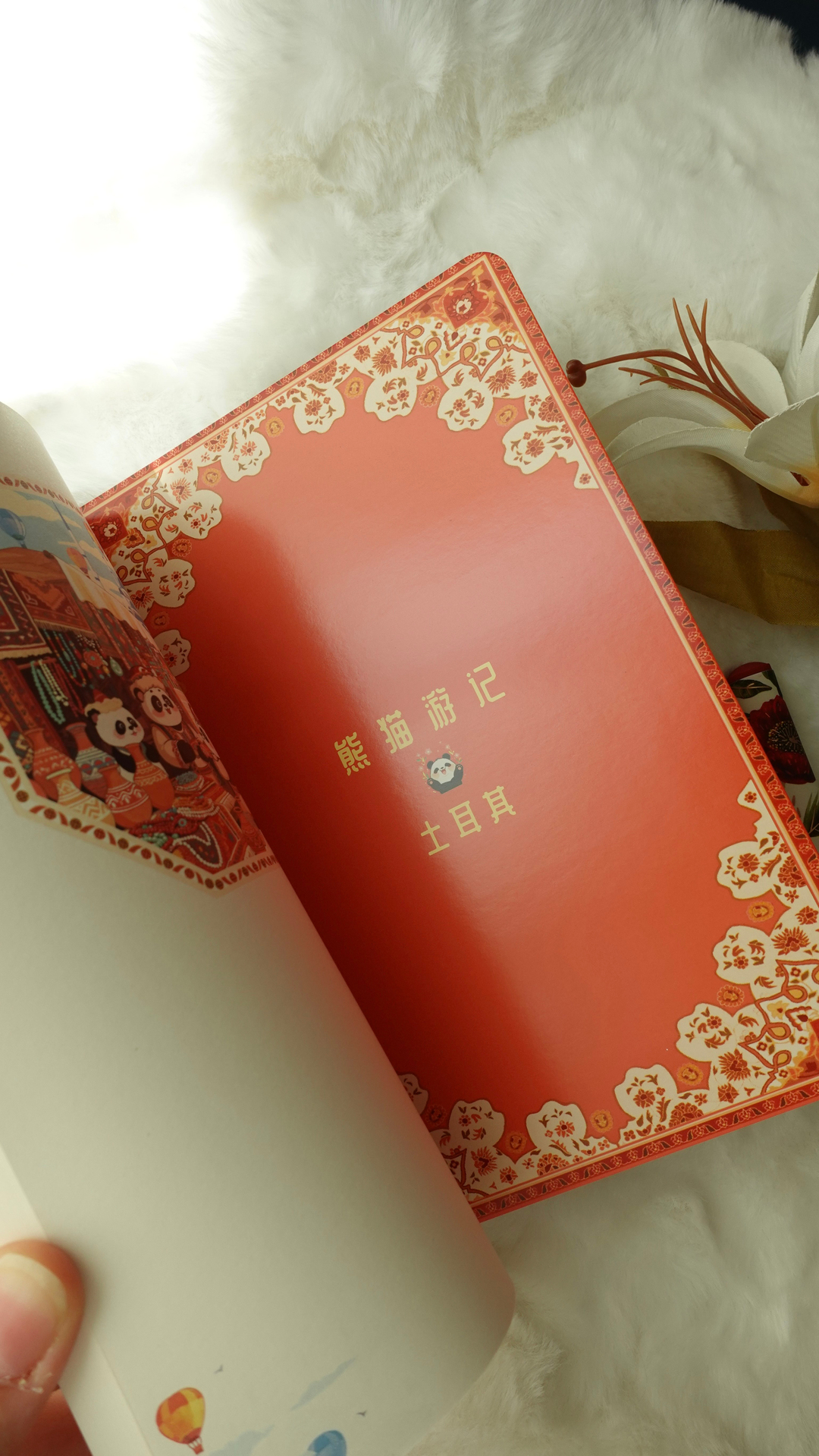 Nova Crafts Diorama 3D Katmanlı Defter Tatlı Uzak Doğu Pandanın Türkiye Seyahati Temalı Pembe Kareli Defter 80 Yaprak A5
