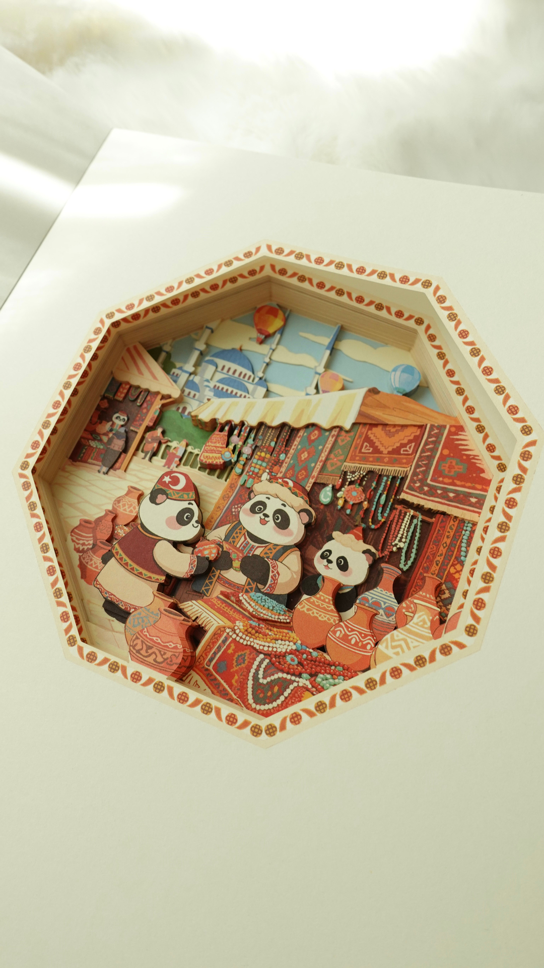 Nova Crafts Diorama 3D Katmanlı Defter Tatlı Uzak Doğu Pandanın Türkiye Seyahati Temalı Pembe Kareli Defter 80 Yaprak A5