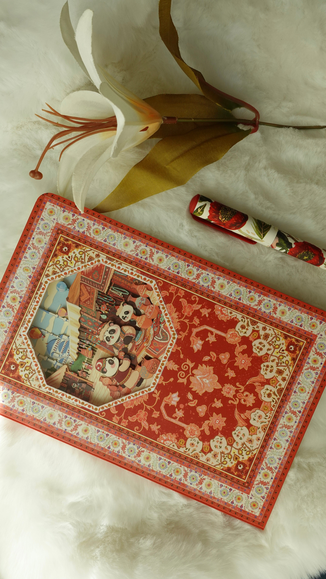 Nova Crafts Diorama 3D Katmanlı Defter Tatlı Uzak Doğu Pandanın Türkiye Seyahati Temalı Pembe Kareli Defter 80 Yaprak A5
