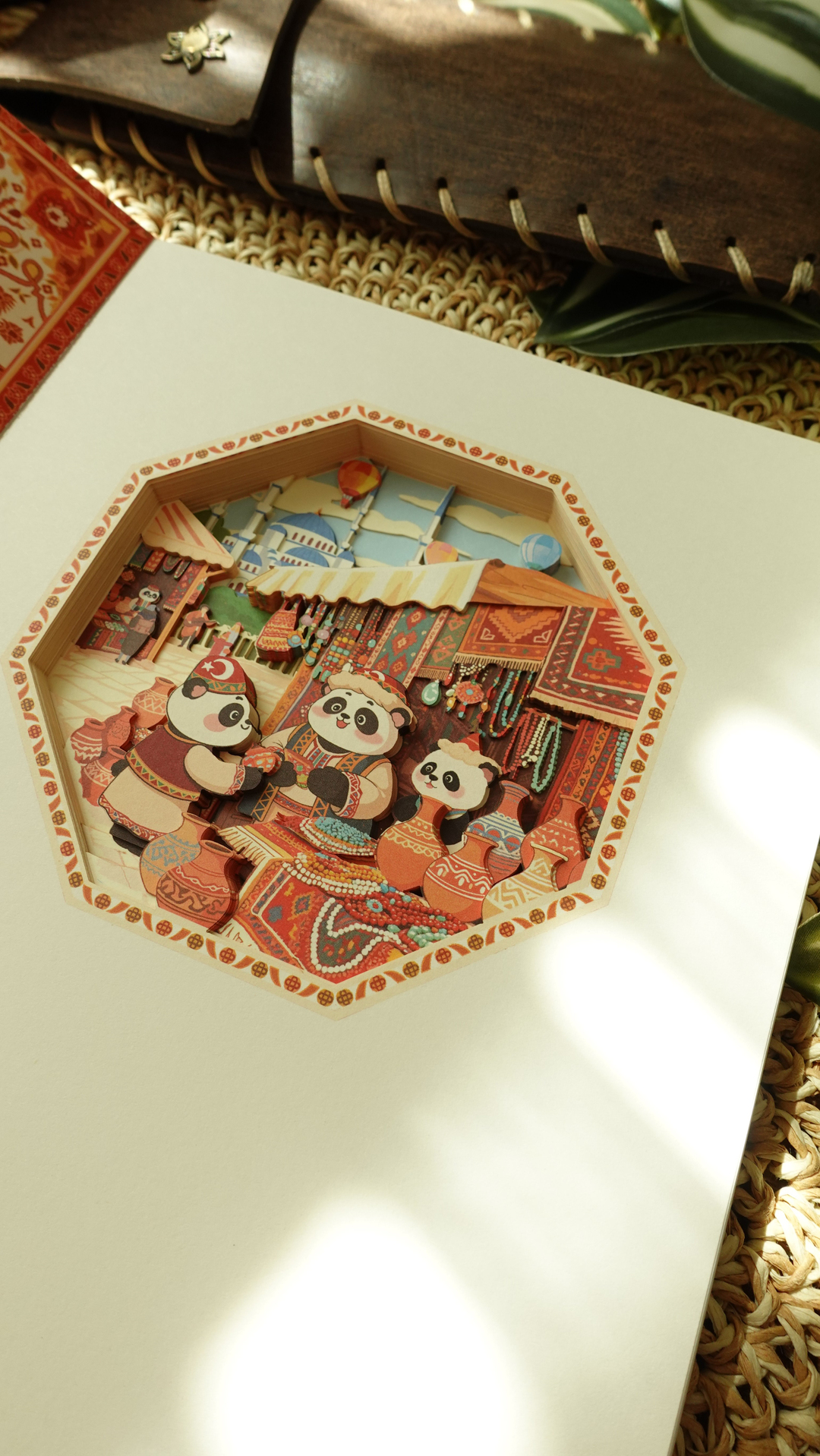 Nova Crafts Diorama 3D Katmanlı Defter Tatlı Uzak Doğu Pandanın Türkiye Seyahati Temalı Pembe Kareli Defter 80 Yaprak A5