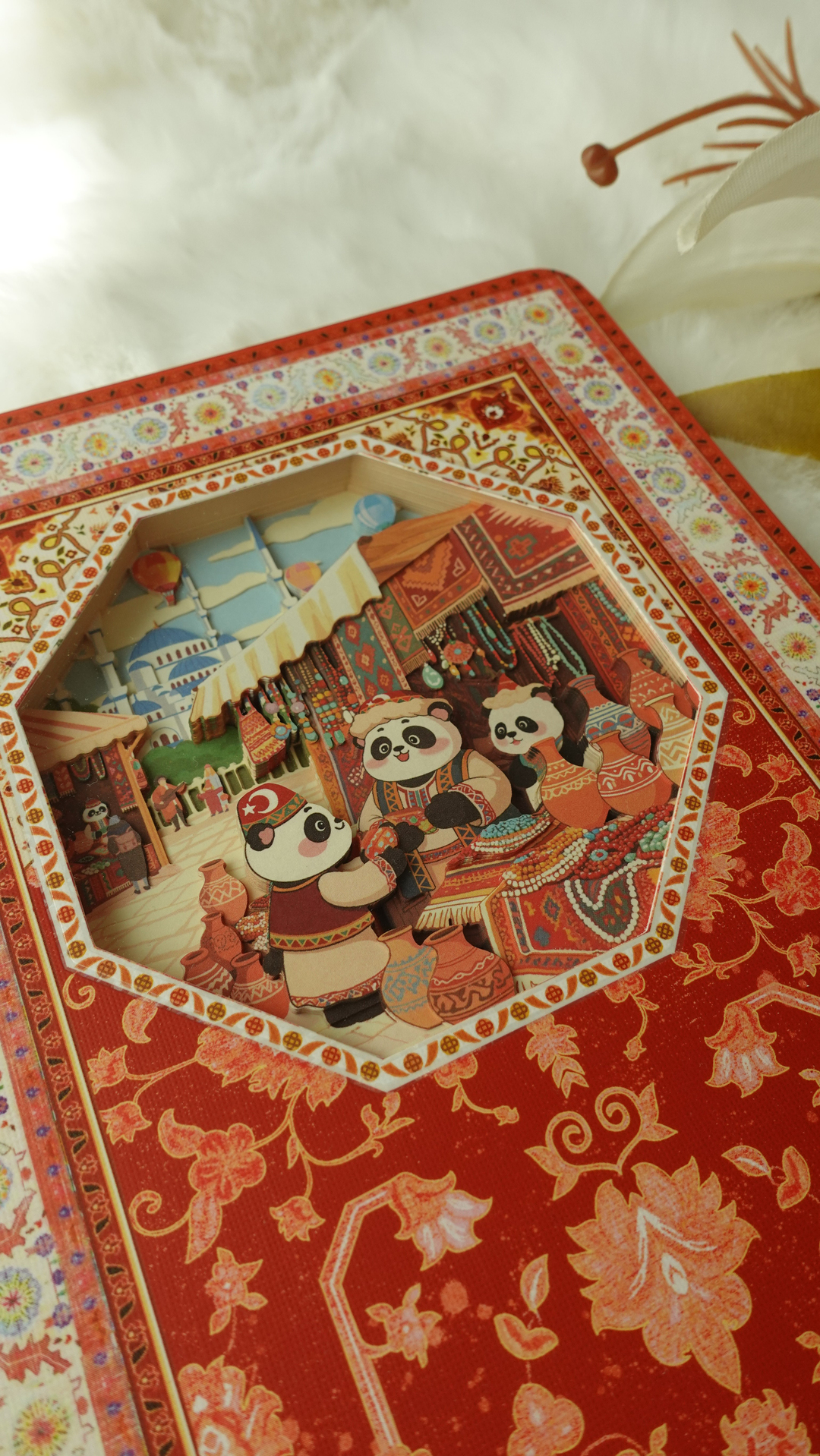 Nova Crafts Diorama 3D Katmanlı Defter Tatlı Uzak Doğu Pandanın Türkiye Seyahati Temalı Pembe Kareli Defter 80 Yaprak A5