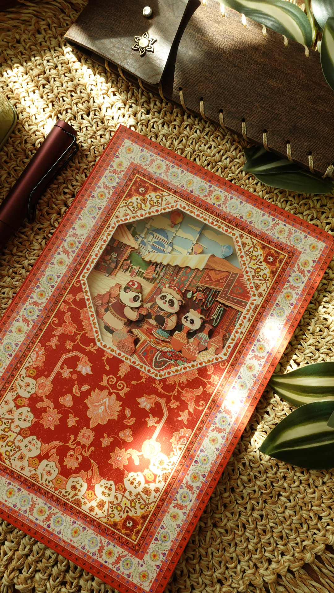 Nova Crafts Diorama 3D Katmanlı Defter Tatlı Uzak Doğu Pandanın Türkiye Seyahati Temalı Pembe Kareli Defter 80 Yaprak A5
